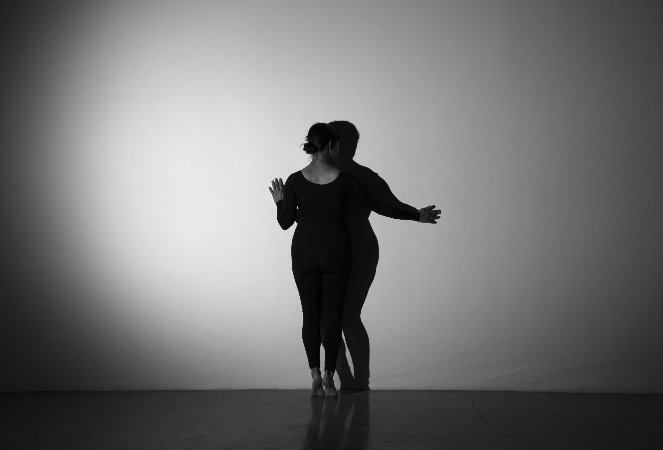 Gina Osterloh, Press and Outline, 2014. 16mm film loop, black and white, no audio, TRT 5 min. 30 sec. Image courtesy of the artist, Higher Pictures Generation (Brooklyn, NY), and Silverlens Galleries (Manila, Philippines)