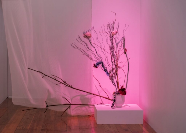 Maren Hassinger and Senga Nengudi, Las Vegas Ikebana, 2024. Wire rope, branches, nylon, sand, rocks, vase, silk, fan. Courtesy the artists. Photo: Mario Gallucci.